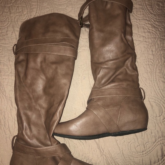 Barely worn tan boots - Picture 2 of 3
